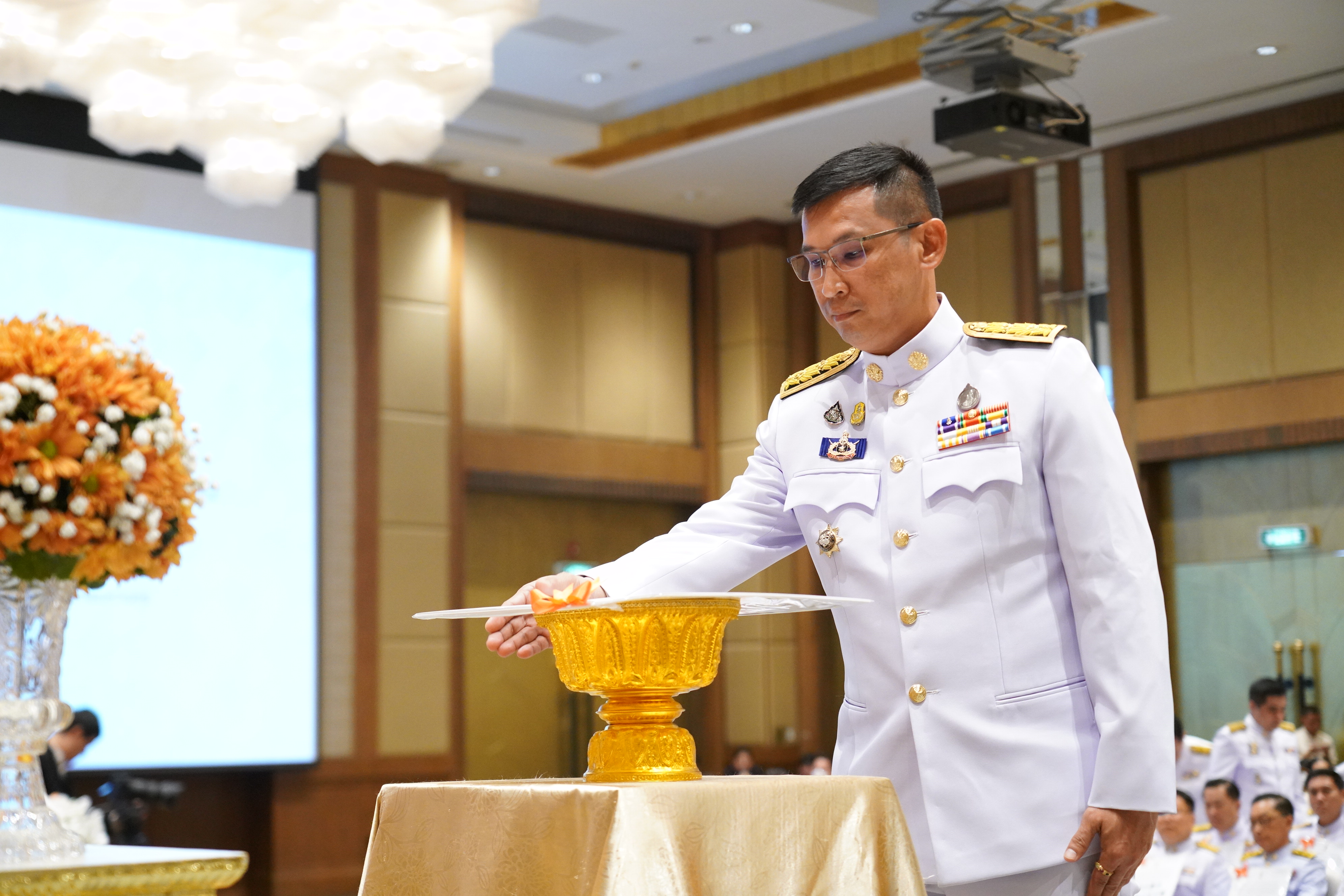 ผู้ว่าราชการจังหวัดมหาสารคาม เข้ารับมอบลายผ้าพระราชทาน “ผ้าลายสิริวชิราภรณ์” “ผ้าลายชบาปัตตานี” และเครื่องหมายรับรองสินค้าแฟชั่นและหัตถกรรมพระราชทาน “Sustainable Fashion : แฟชั่นแห่งความยั่งยืน”