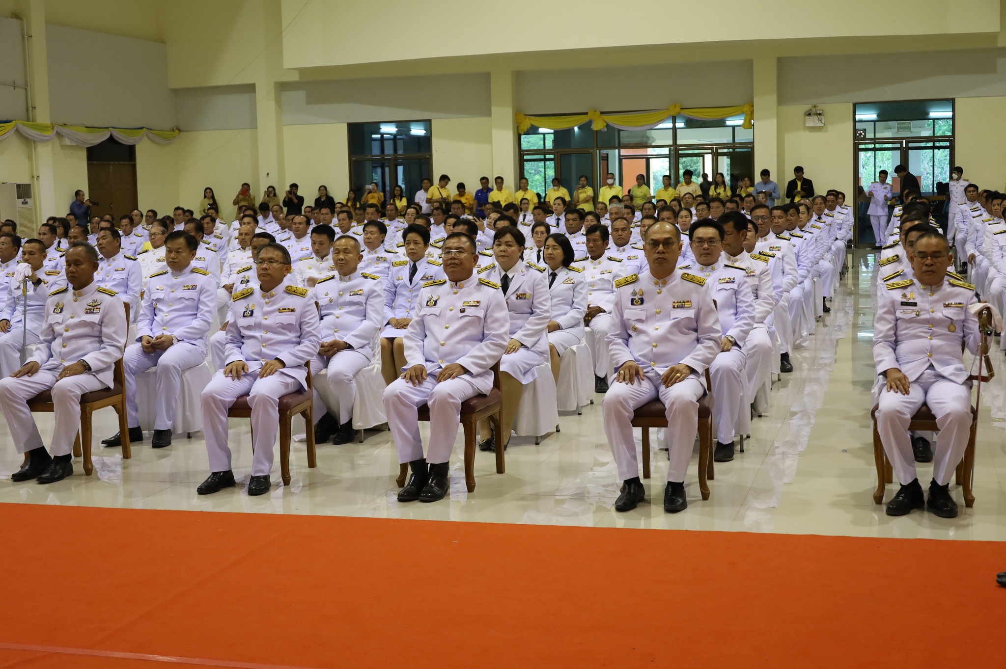 พช.มหาสารคาม ร่วมพิธีรับพระราชทานพระบรมฉายาลักษณ์ พระบาทสมเด็จพระเจ้าอยู่หัว ที่ฉายกับสมเด็จพระนางเจ้า ฯ พระบรมราชินี