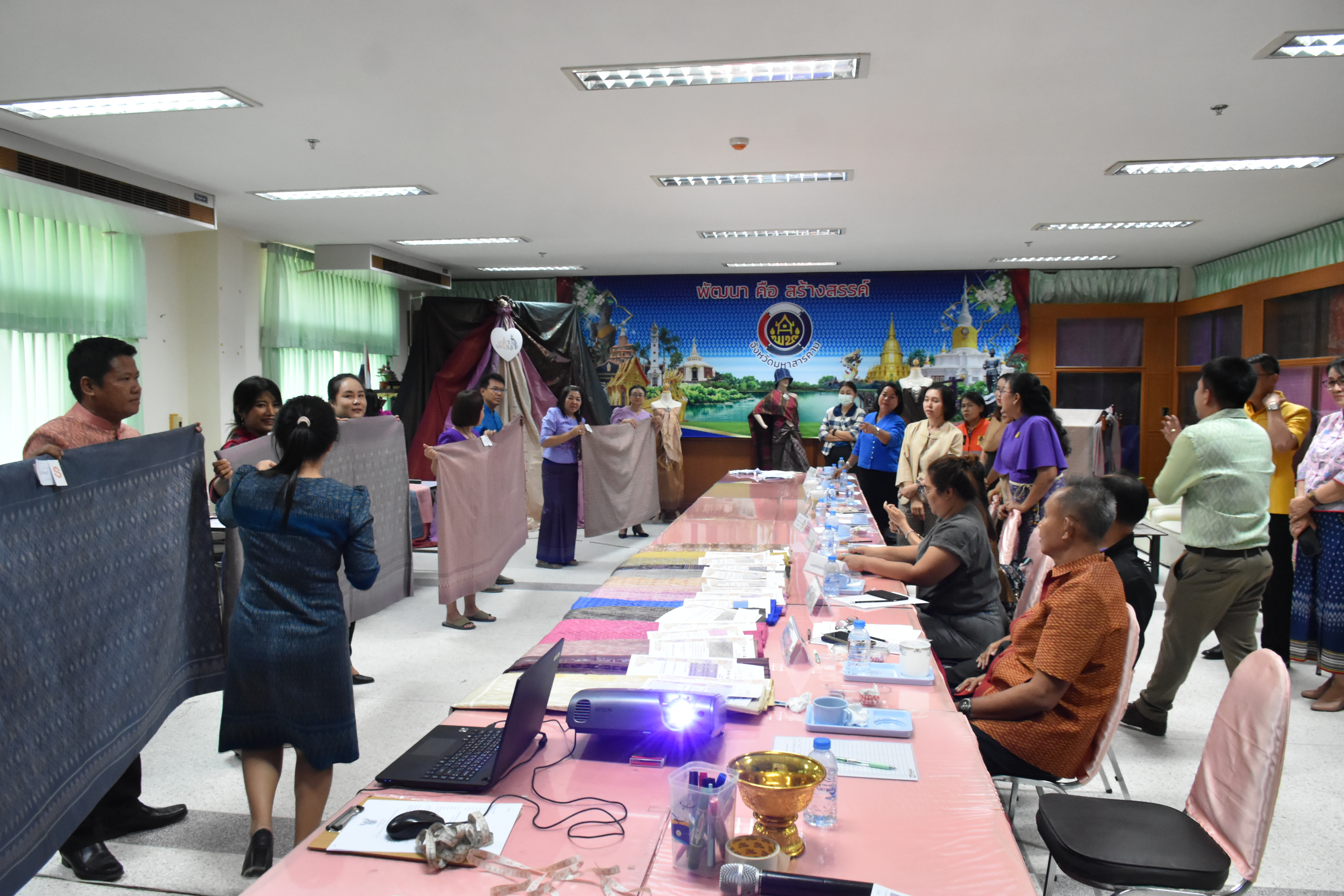 จังหวัดมหาสารคามจัดการประกวดสุดยอดผ้าจังหวัดมหาสารคาม ประจำปี 2567