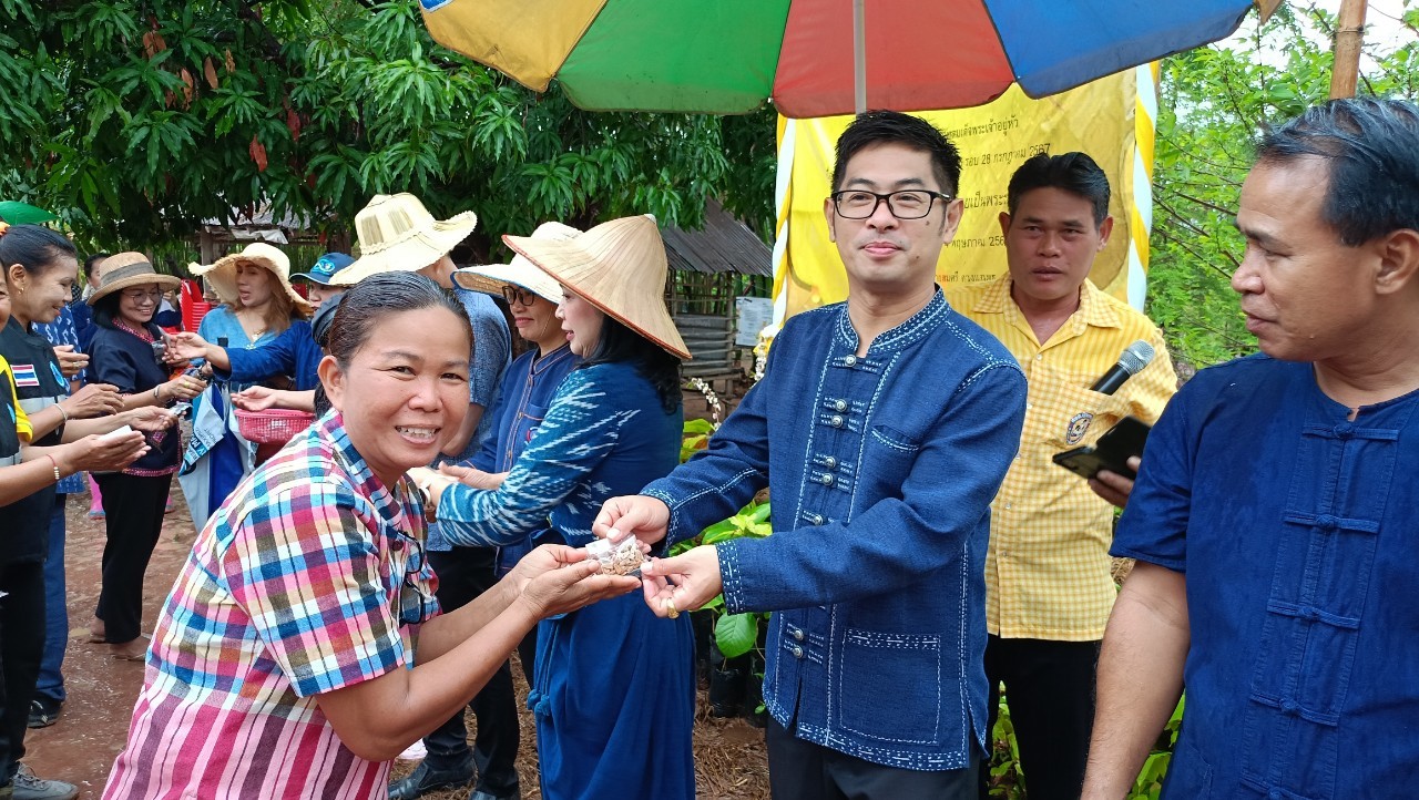 พช.มหาสารคาม ผนึกกำลังร่วมกับภาคีเครือข่ายโคกหนองนา จัดกิจกรรม “เอามื้อสามัคคี ทำความดี ถวายเป็นพระราชกุศล” เนื่องในโอกาสวันฉัตรมงคล วันที่ 4 พฤษภาคม 2567
