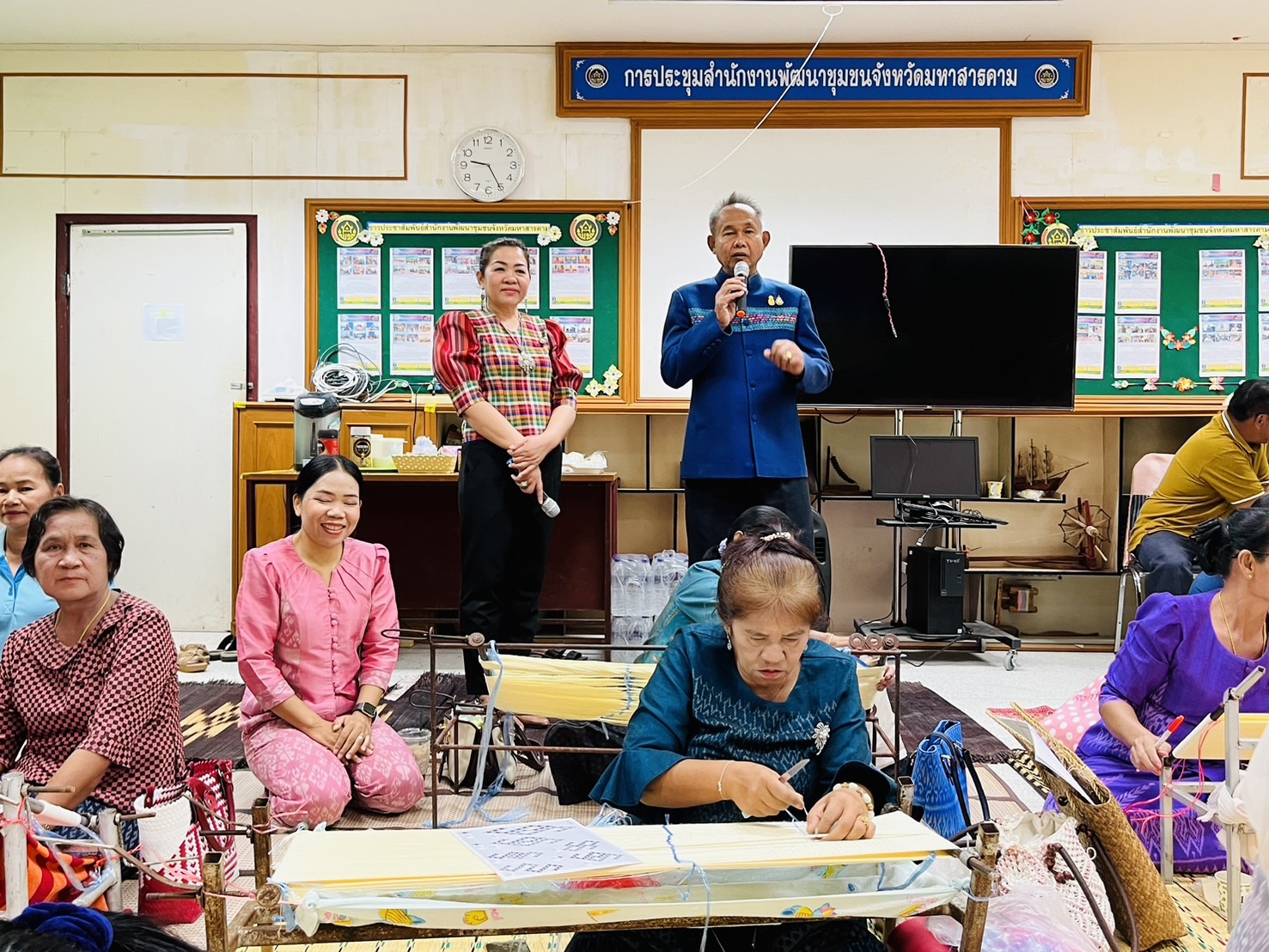 พช.มหาสารคาม จัดอบรมเชิงปฏิบัติการพัฒนาศักยภาพผู้ผลิต ผู้ประกอบการ OTOP มัดหมี่ผ้าลายพระราชทาน “ผ้าลายสิริวชิราภรณ์”