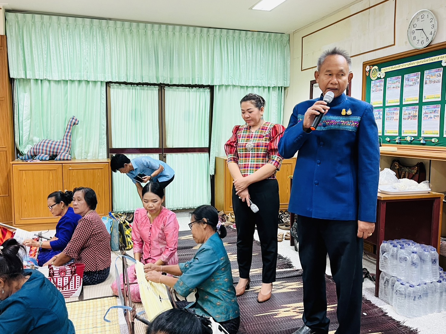 พช.มหาสารคาม จัดอบรมเชิงปฏิบัติการพัฒนาศักยภาพผู้ผลิต ผู้ประกอบการ OTOP มัดหมี่ผ้าลายพระราชทาน “ผ้าลายสิริวชิราภรณ์”