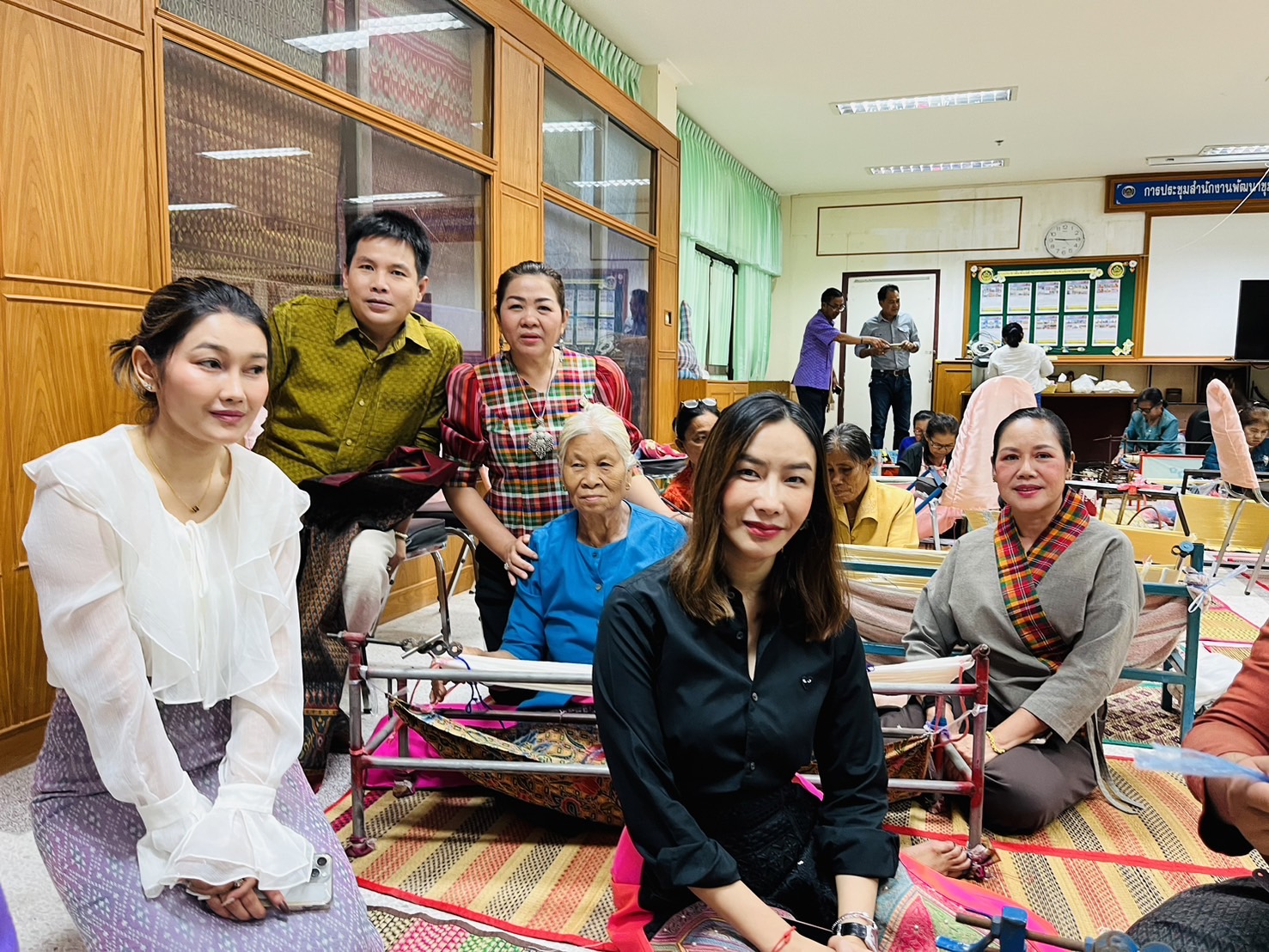 พช.มหาสารคาม จัดอบรมเชิงปฏิบัติการพัฒนาศักยภาพผู้ผลิต ผู้ประกอบการ OTOP มัดหมี่ผ้าลายพระราชทาน “ผ้าลายสิริวชิราภรณ์”