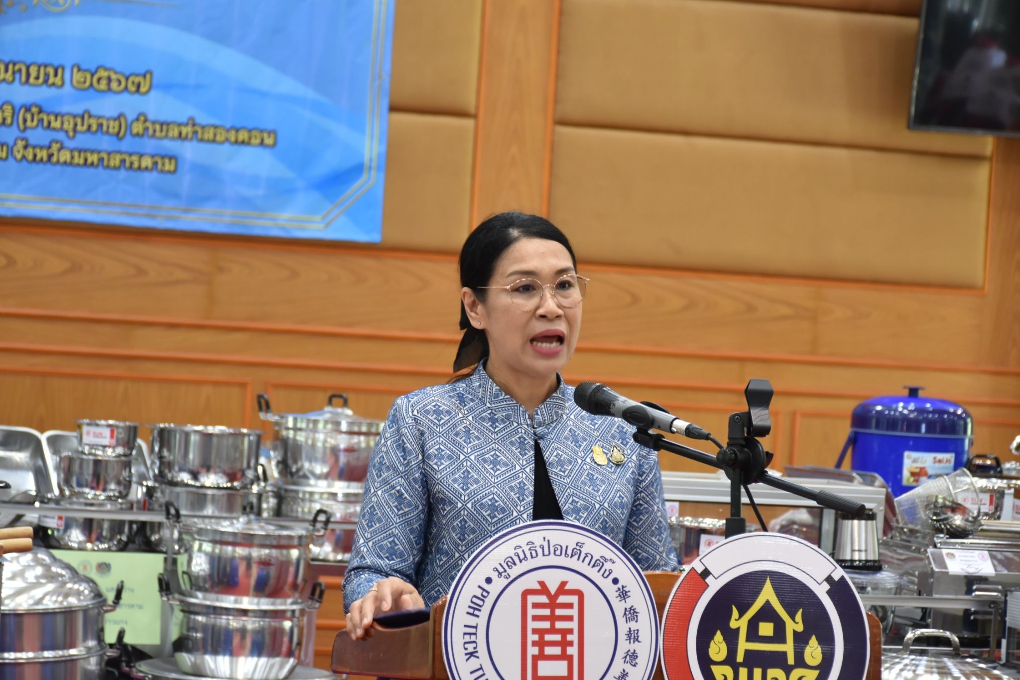 พช. มหาสารคาม จัดพิธีมอบวัสดุอุปกรณ์สนับสนุนการประกอบอาชีพของครัวเรือนยากจน ระหว่าง กรมการพัฒนาชุมชน กระทรวงมหาดไทย กับมูลนิธิป่อเต็กตึ๊ง