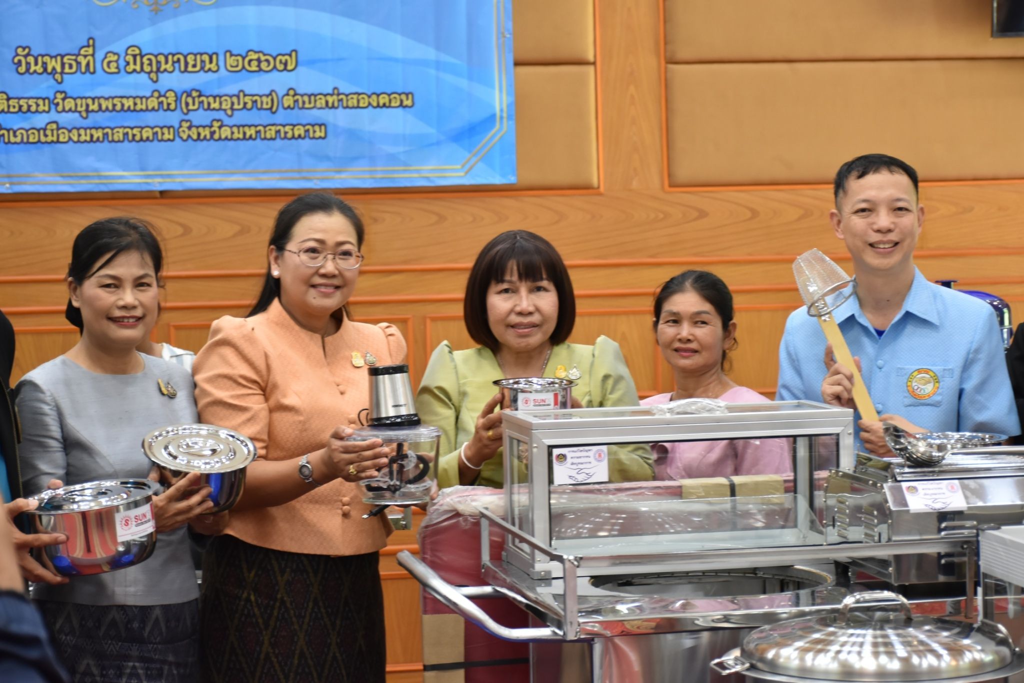 พช. มหาสารคาม จัดพิธีมอบวัสดุอุปกรณ์สนับสนุนการประกอบอาชีพของครัวเรือนยากจน ระหว่าง กรมการพัฒนาชุมชน กระทรวงมหาดไทย กับมูลนิธิป่อเต็กตึ๊ง