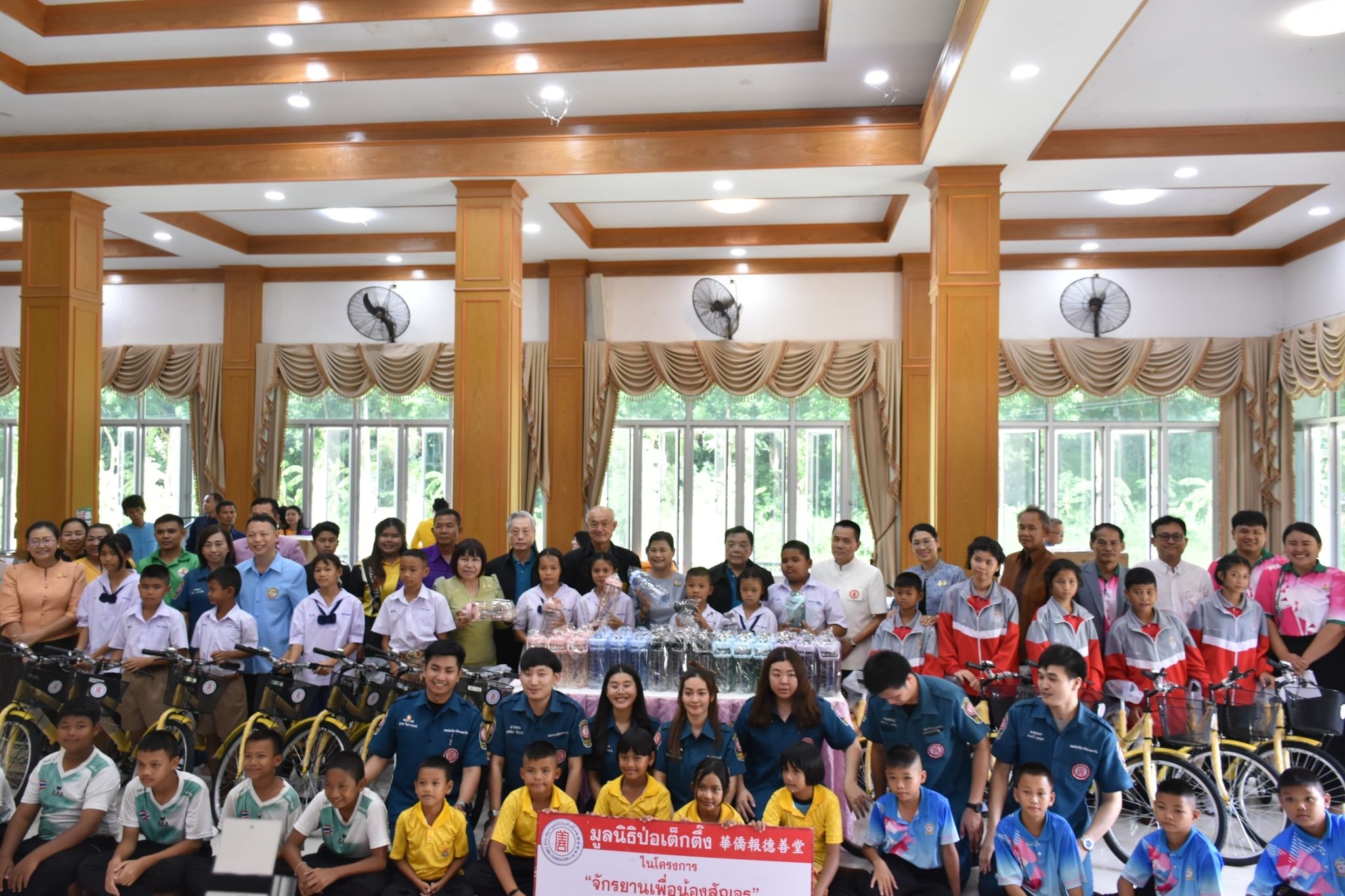 พช. มหาสารคาม จัดพิธีมอบวัสดุอุปกรณ์สนับสนุนการประกอบอาชีพของครัวเรือนยากจน ระหว่าง กรมการพัฒนาชุมชน กระทรวงมหาดไทย กับมูลนิธิป่อเต็กตึ๊ง