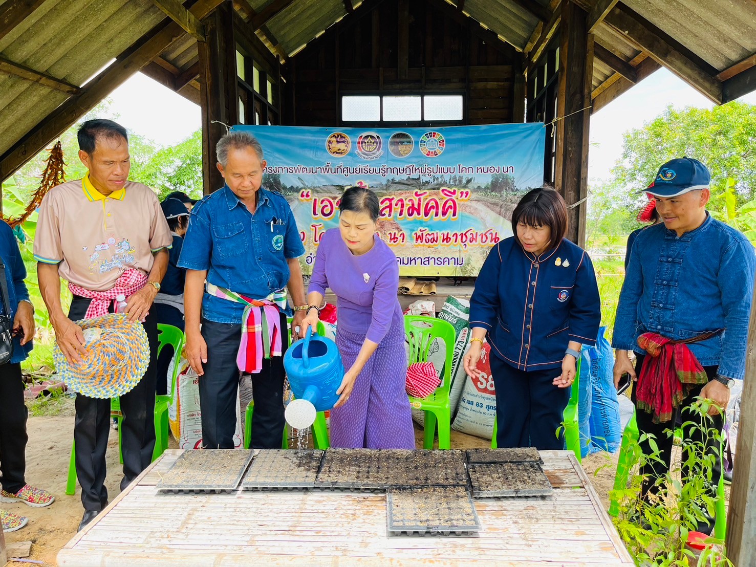 พช.มหาสารคาม จัดกิจกรรม “เอามื้อสามัคคี ทำความดี ถวายเป็นพระราชกุศล” เนื่องในโอกาสวันเฉลิมพระชนม์พรรษาสมเด็จพระนางเจ้า ฯ พระบรมราชินี วันที่ 3 มิถุนายน 2567 จังหวัดมหาสารคาม