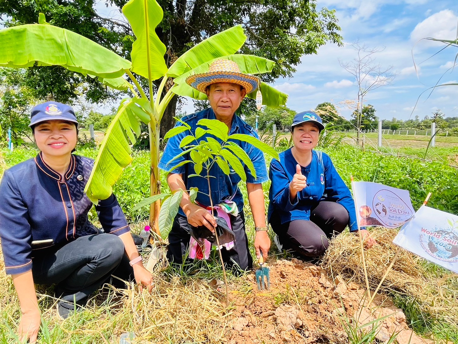 พช.มหาสารคาม จัดกิจกรรม “เอามื้อสามัคคี ทำความดี ถวายเป็นพระราชกุศล” เนื่องในโอกาสวันเฉลิมพระชนม์พรรษาสมเด็จพระนางเจ้า ฯ พระบรมราชินี วันที่ 3 มิถุนายน 2567 จังหวัดมหาสารคาม