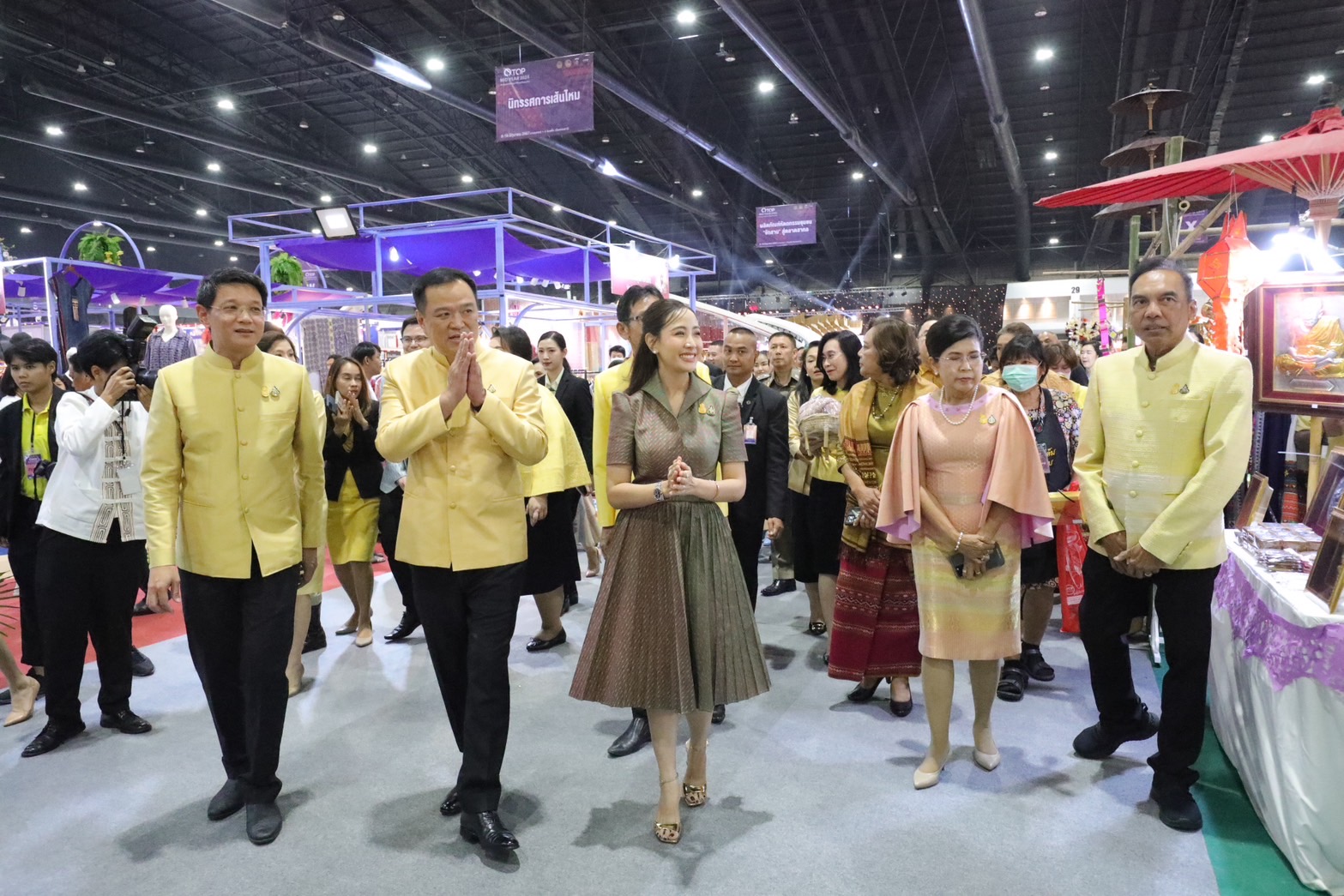 นายอนุทิน ชาญวีรกูล รองนายกรัฐมนตรี และรัฐมนตรีว่าการกระทรวงมหาดไทย (มท.1) เป็นประธานเปิดงาน OTOP MIDYEAR 2024 “หลากหลายผลิตภัณฑ์ สีสันภูมิปัญญาไทย” ชูสินค้าเอกลักษณ์ท้องถิ่น งานหัตถศิลป์ล้ำค่า อลังการงานผ้า จากฝีมือคนไทย สองวันแรก เงินสะพัดแล้วกว่า 142 ล้านบาท พร้อมเชิญชวนคนไทย ร่วมอุดหนุนผลิตภัณฑ์สินค้าจากชุมชน และชิมอาหารเลิศรส OTOP 4 ภาค ระหว่างวันที่ 8 ถึงวันที่ 16 มิถุนายน 2567 ณ อิมแพ็ค เมืองทองธานี