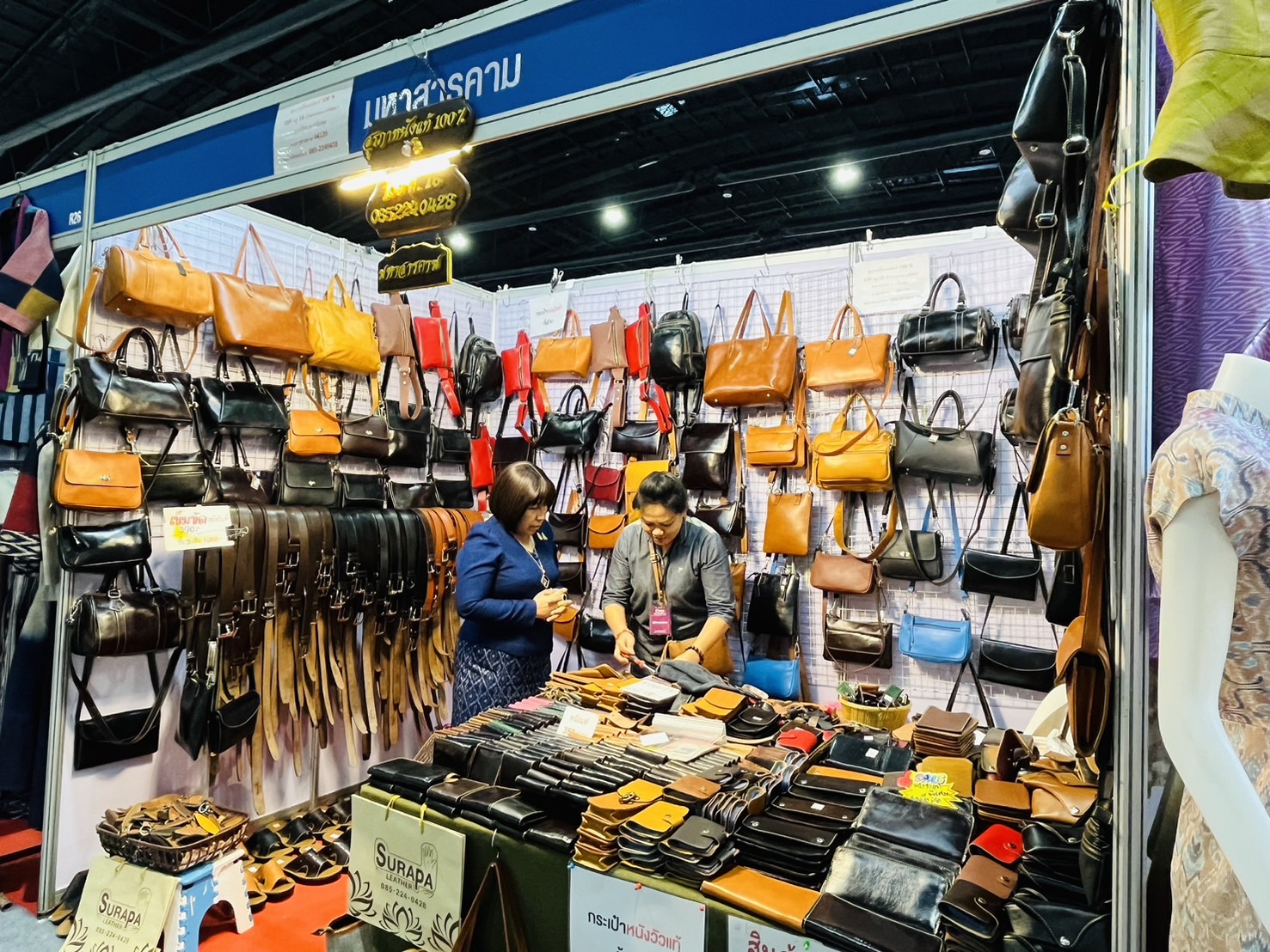 พช.มหาสารคาม ยกขบวนสินค้า OTOP ร่วมจำหน่ายในงาน OTOP MIDYEAR 2024