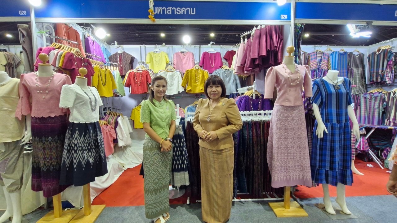 ผู้ตรวจราชการกรม กรมการพัฒนาชุมชน เขตตรวจราชการที่ 12 (นางนวลจันทร์ ศรีมงคล) เยี่ยมชม ให้กำลังใจ และให้คำแนะนำผู้ผลิต ผู้ประกอบการ OTOP จังหวัดมหาสารคาม ที่เข้าร่วมแสดงและจำหน่ายสินค้า ในงาน OTOP Midyear 2024