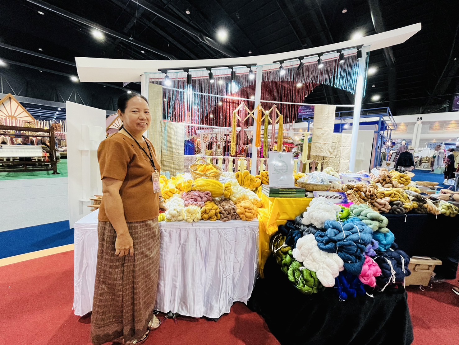 ผู้ตรวจราชการกรม กรมการพัฒนาชุมชน เขตตรวจราชการที่ 12 (นางนวลจันทร์ ศรีมงคล) เยี่ยมชม ให้กำลังใจ และให้คำแนะนำผู้ผลิต ผู้ประกอบการ OTOP จังหวัดมหาสารคาม ที่เข้าร่วมแสดงและจำหน่ายสินค้า ในงาน OTOP Midyear 2024