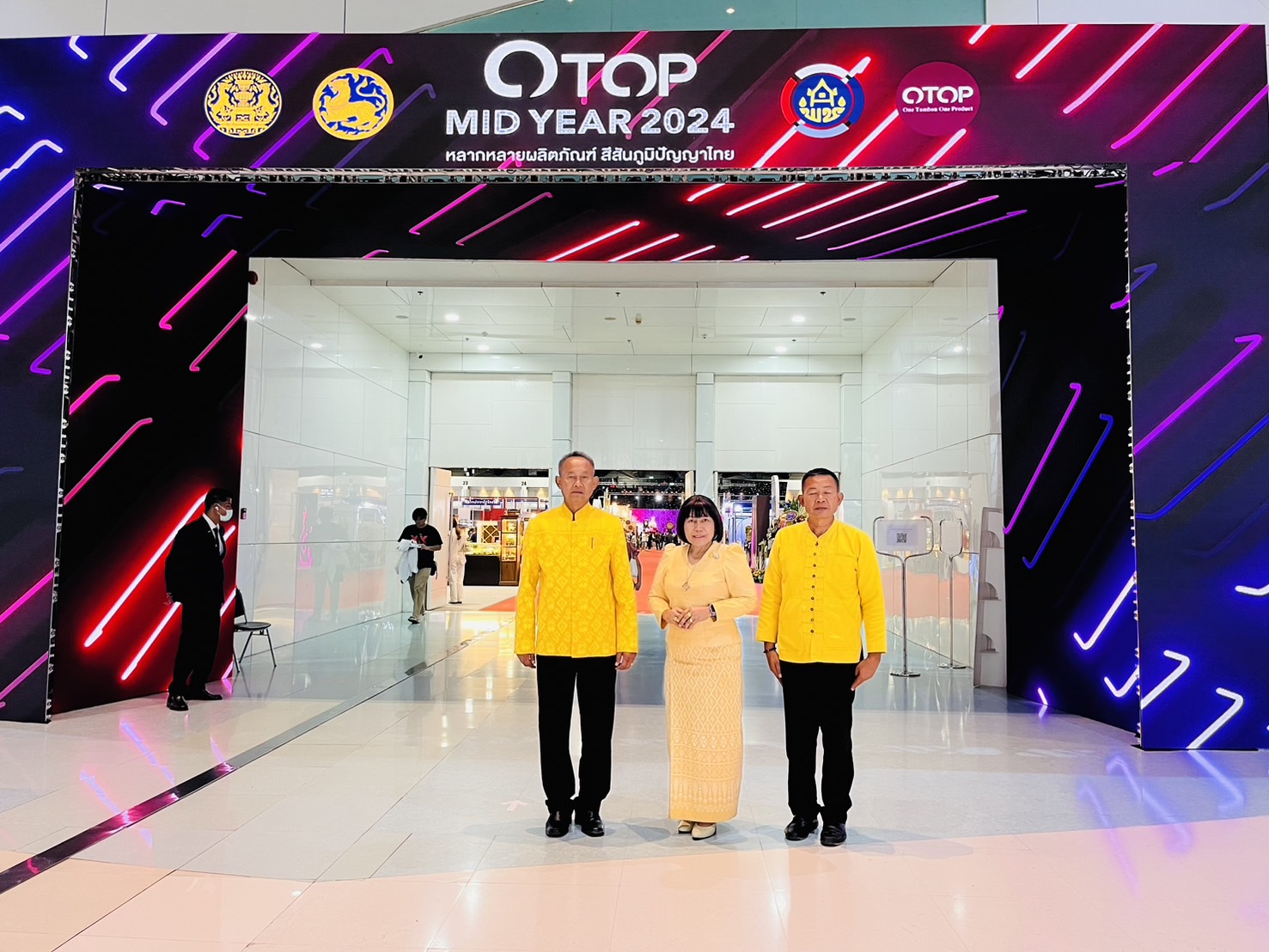 นายอนุทิน ชาญวีรกูล รองนายกรัฐมนตรี และรัฐมนตรีว่าการกระทรวงมหาดไทย (มท.1) เป็นประธานเปิดงาน OTOP MIDYEAR 2024 “หลากหลายผลิตภัณฑ์ สีสันภูมิปัญญาไทย” ชูสินค้าเอกลักษณ์ท้องถิ่น งานหัตถศิลป์ล้ำค่า อลังการงานผ้า จากฝีมือคนไทย สองวันแรก เงินสะพัดแล้วกว่า 142 ล้านบาท พร้อมเชิญชวนคนไทย ร่วมอุดหนุนผลิตภัณฑ์สินค้าจากชุมชน และชิมอาหารเลิศรส OTOP 4 ภาค ระหว่างวันที่ 8 ถึงวันที่ 16 มิถุนายน 2567 ณ อิมแพ็ค เมืองทองธานี