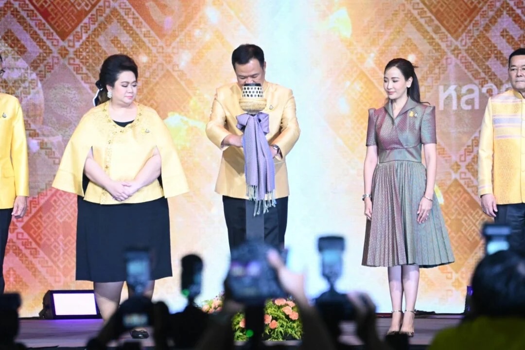 นายอนุทิน ชาญวีรกูล รองนายกรัฐมนตรี และรัฐมนตรีว่าการกระทรวงมหาดไทย (มท.1) เป็นประธานเปิดงาน OTOP MIDYEAR 2024 “หลากหลายผลิตภัณฑ์ สีสันภูมิปัญญาไทย” ชูสินค้าเอกลักษณ์ท้องถิ่น งานหัตถศิลป์ล้ำค่า อลังการงานผ้า จากฝีมือคนไทย สองวันแรก เงินสะพัดแล้วกว่า 142 ล้านบาท พร้อมเชิญชวนคนไทย ร่วมอุดหนุนผลิตภัณฑ์สินค้าจากชุมชน และชิมอาหารเลิศรส OTOP 4 ภาค ระหว่างวันที่ 8 ถึงวันที่ 16 มิถุนายน 2567 ณ อิมแพ็ค เมืองทองธานี