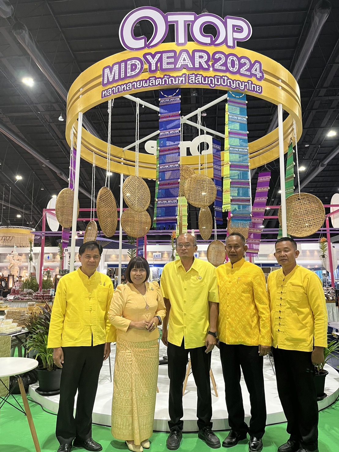 นายอนุทิน ชาญวีรกูล รองนายกรัฐมนตรี และรัฐมนตรีว่าการกระทรวงมหาดไทย (มท.1) เป็นประธานเปิดงาน OTOP MIDYEAR 2024 “หลากหลายผลิตภัณฑ์ สีสันภูมิปัญญาไทย” ชูสินค้าเอกลักษณ์ท้องถิ่น งานหัตถศิลป์ล้ำค่า อลังการงานผ้า จากฝีมือคนไทย สองวันแรก เงินสะพัดแล้วกว่า 142 ล้านบาท พร้อมเชิญชวนคนไทย ร่วมอุดหนุนผลิตภัณฑ์สินค้าจากชุมชน และชิมอาหารเลิศรส OTOP 4 ภาค ระหว่างวันที่ 8 ถึงวันที่ 16 มิถุนายน 2567 ณ อิมแพ็ค เมืองทองธานี