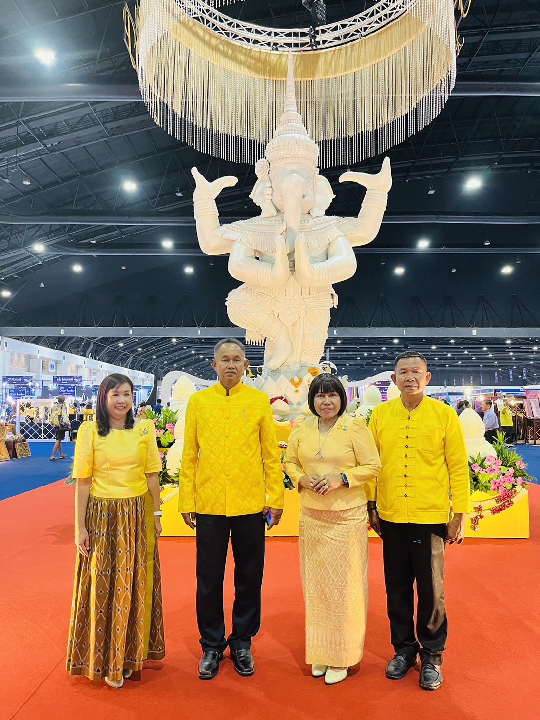นายอนุทิน ชาญวีรกูล รองนายกรัฐมนตรี และรัฐมนตรีว่าการกระทรวงมหาดไทย (มท.1) เป็นประธานเปิดงาน OTOP MIDYEAR 2024 “หลากหลายผลิตภัณฑ์ สีสันภูมิปัญญาไทย” ชูสินค้าเอกลักษณ์ท้องถิ่น งานหัตถศิลป์ล้ำค่า อลังการงานผ้า จากฝีมือคนไทย สองวันแรก เงินสะพัดแล้วกว่า 142 ล้านบาท พร้อมเชิญชวนคนไทย ร่วมอุดหนุนผลิตภัณฑ์สินค้าจากชุมชน และชิมอาหารเลิศรส OTOP 4 ภาค ระหว่างวันที่ 8 ถึงวันที่ 16 มิถุนายน 2567 ณ อิมแพ็ค เมืองทองธานี