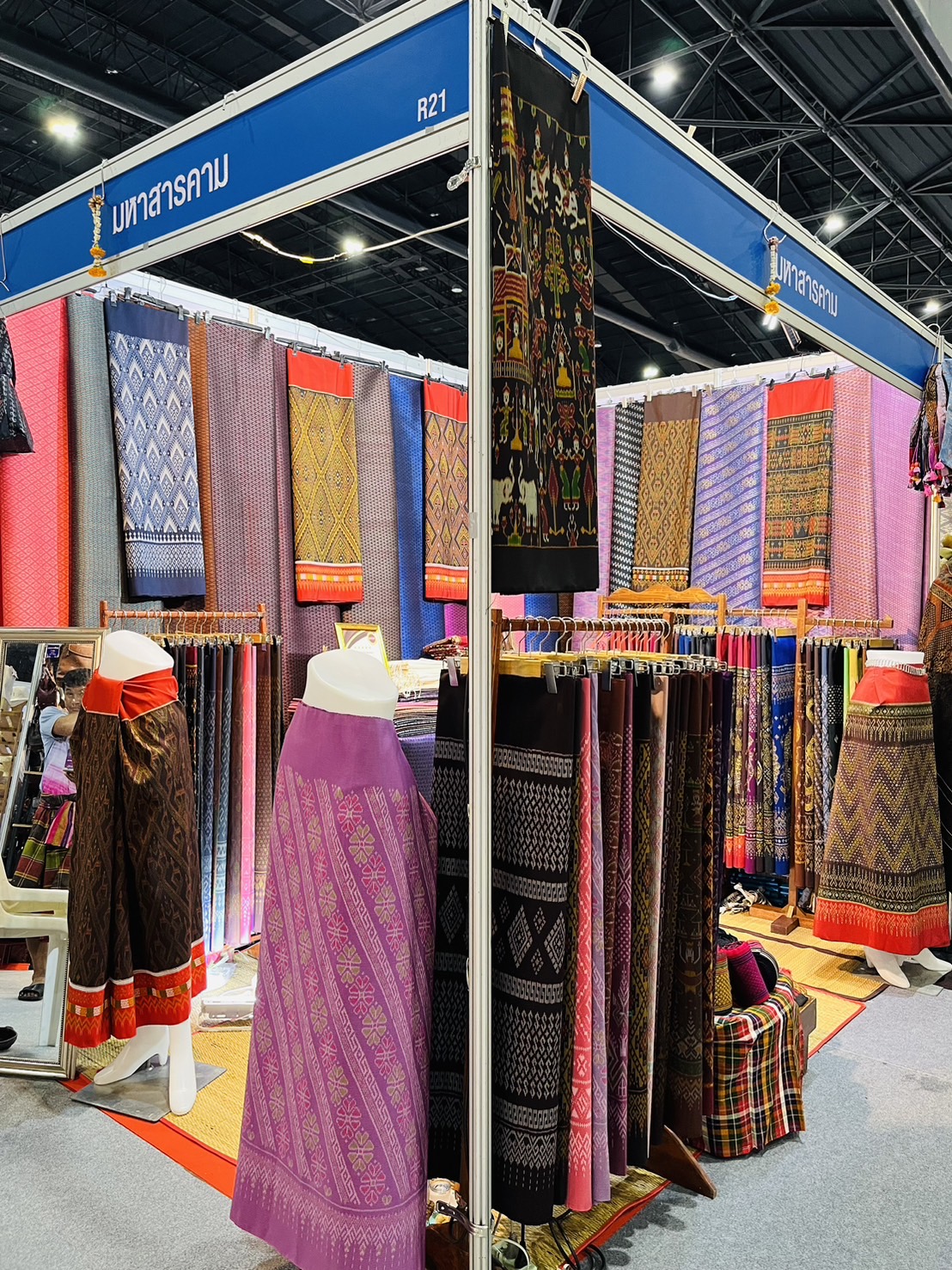 ผู้ตรวจราชการกรม กรมการพัฒนาชุมชน เขตตรวจราชการที่ 12 (นางนวลจันทร์ ศรีมงคล) เยี่ยมชม ให้กำลังใจ และให้คำแนะนำผู้ผลิต ผู้ประกอบการ OTOP จังหวัดมหาสารคาม ที่เข้าร่วมแสดงและจำหน่ายสินค้า ในงาน OTOP Midyear 2024