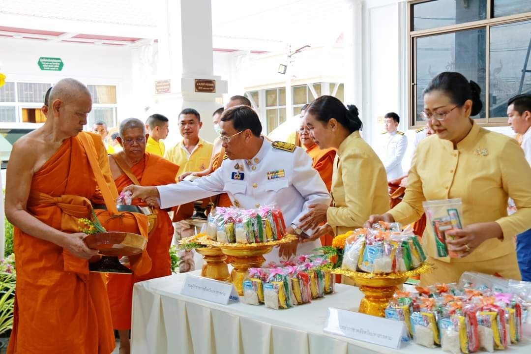 พช.มหาสารคาม ร่วมพิธีเจริญพระพุทธมนต์และพิธีทำบุญตักบาตรถวายเป็นพระราชกุศลพระบาทสมเด็จพระเจ้าอยู่หัว