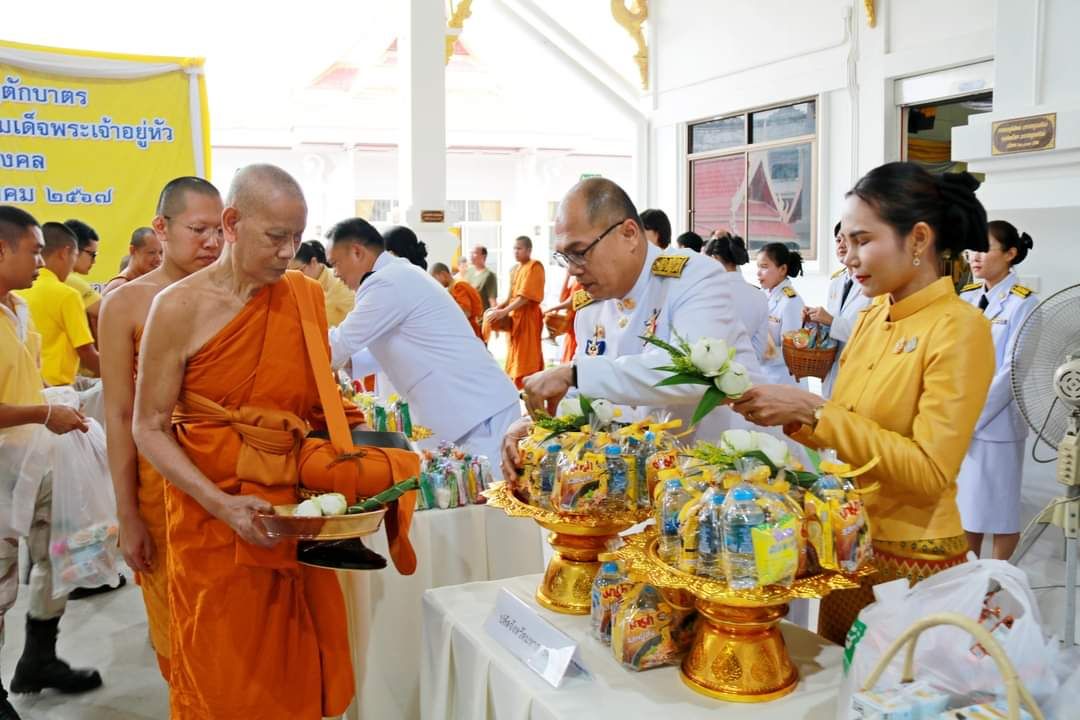 พช.มหาสารคาม ร่วมพิธีเจริญพระพุทธมนต์และพิธีทำบุญตักบาตรถวายเป็นพระราชกุศลพระบาทสมเด็จพระเจ้าอยู่หัว