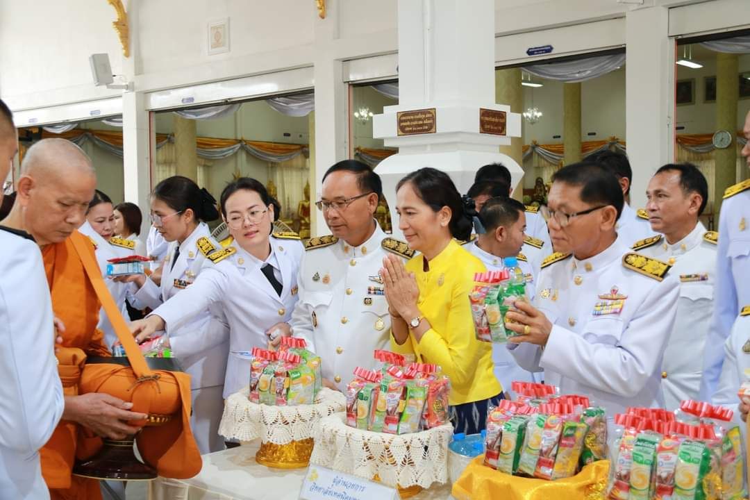 พช.มหาสารคาม ร่วมพิธีเจริญพระพุทธมนต์และพิธีทำบุญตักบาตรถวายเป็นพระราชกุศลพระบาทสมเด็จพระเจ้าอยู่หัว