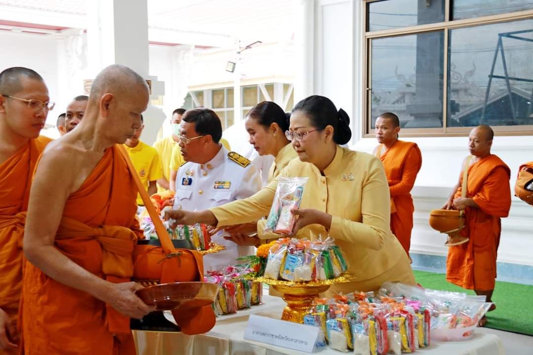 พช.มหาสารคาม ร่วมพิธีเจริญพระพุทธมนต์และพิธีทำบุญตักบาตรถวายเป็นพระราชกุศลพระบาทสมเด็จพระเจ้าอยู่หัว