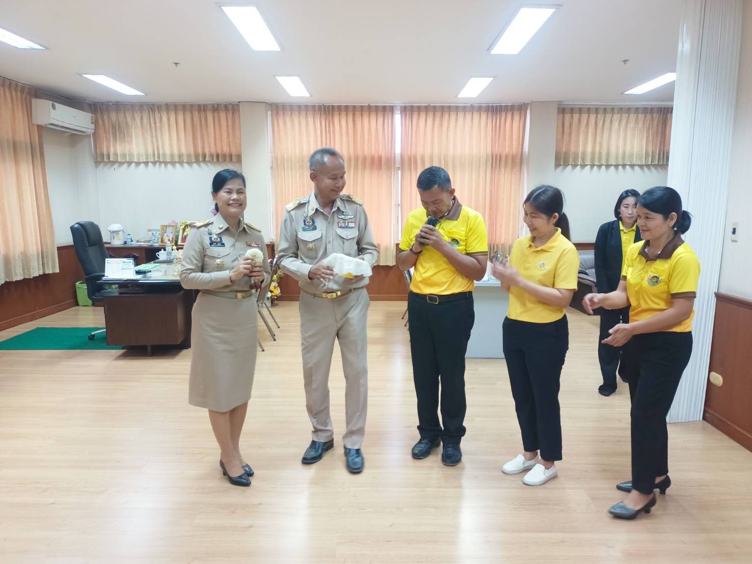 พช.มหาสารคาม นายพงษ์ศักดิ์ คณะมะ พัฒนาการจังหวัดมหาสารคาม เข้าพบผู้ว่าราชการจังหวัดมหาสารคาม และผู้บริหารระดับจังหวัดฯเพื่ออำลา เนื่องในโอกาสที่เกษียณอายุราชการ ในวันที่ 30 กันยายน 2567