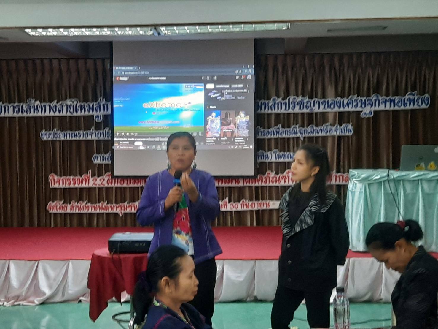 # พช.มหาสารคาม ดำเนินโครงการเส้นทางสายไหมสู่การสร้างสัมมาชีพอย่างยั่งยืนตามหลักปรัชญาของเศรษฐกิจพอเพียง กิจกรรมการฝึกอบรมการออกแบบและพัฒนาผลิตภัณฑ์ผ้าไหมสู่สากล