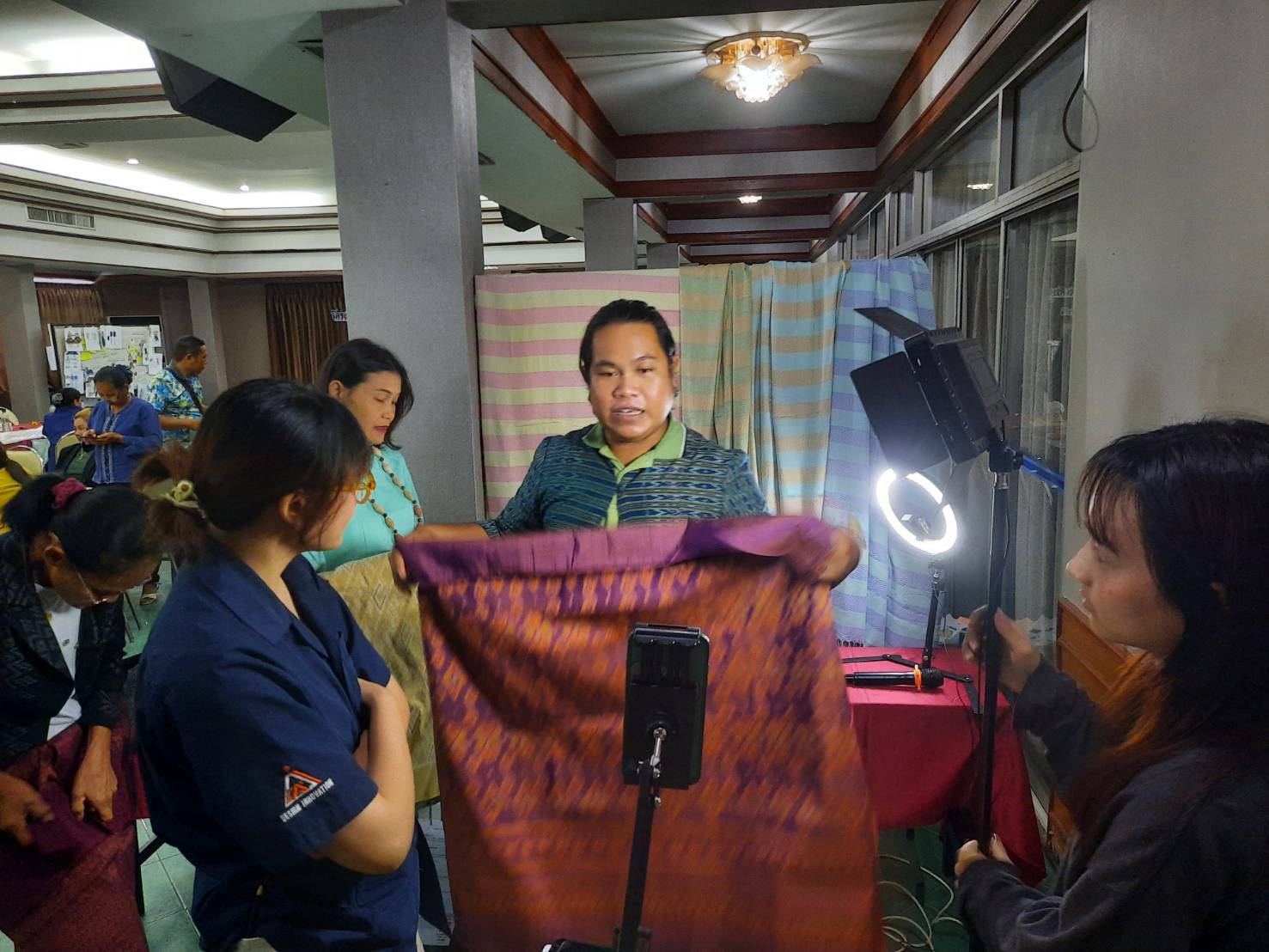 # พช.มหาสารคาม ดำเนินโครงการเส้นทางสายไหมสู่การสร้างสัมมาชีพอย่างยั่งยืนตามหลักปรัชญาของเศรษฐกิจพอเพียง กิจกรรมการฝึกอบรมการออกแบบและพัฒนาผลิตภัณฑ์ผ้าไหมสู่สากล