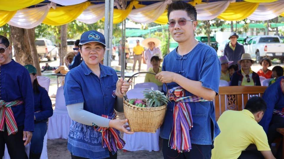 💠พช.มหาสารคาม ร่วมกิจกรรมประเพณีลงแขกเกี่ยวข้าวสืบสานประเพณีพื้นบ้าน เพื่อจัดทำปราสาทข้าวบุญคูณลาน ปี 2568💠