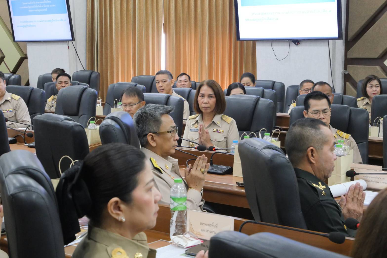 💠จังหวัดมหาสารคาม มอบโล่รางวัลและเกียรติบัตรการประกวดผ้าสไบลายเอกลักษณ์จังหวัดมหาสารคามรจัดโดยสำนักงานพัฒนาชุมชนจังหวัดมหาสารคาม ในที่ประชุมกรมการจังหวัด  ประจำเดือนพฤศจิกายน 2567💠