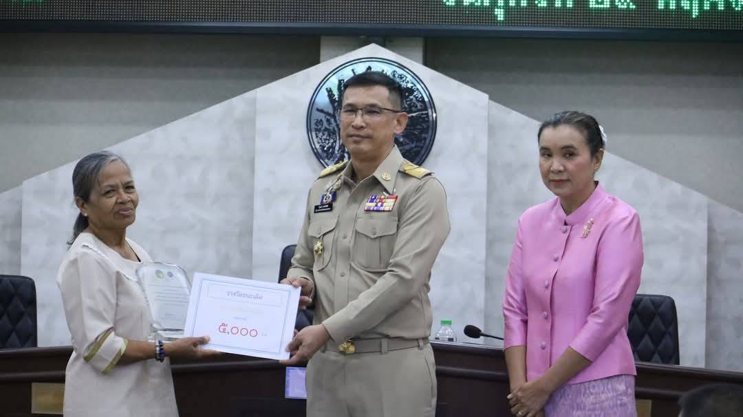 💠จังหวัดมหาสารคาม มอบโล่รางวัลและเกียรติบัตรการประกวดผ้าสไบลายเอกลักษณ์จังหวัดมหาสารคามรจัดโดยสำนักงานพัฒนาชุมชนจังหวัดมหาสารคาม ในที่ประชุมกรมการจังหวัด  ประจำเดือนพฤศจิกายน 2567💠