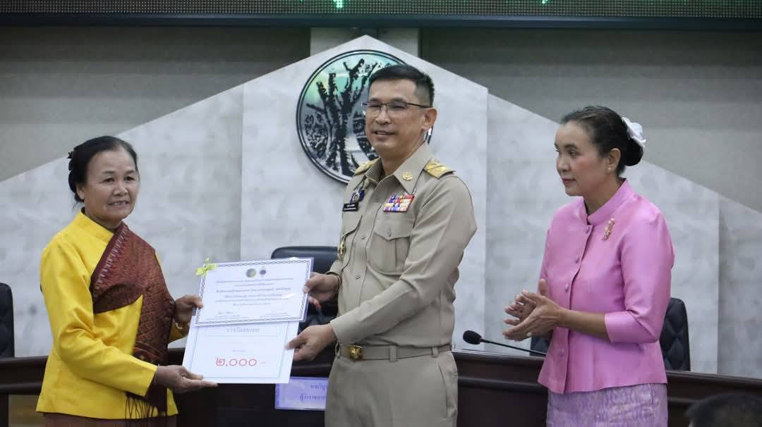 💠จังหวัดมหาสารคาม มอบโล่รางวัลและเกียรติบัตรการประกวดผ้าสไบลายเอกลักษณ์จังหวัดมหาสารคามรจัดโดยสำนักงานพัฒนาชุมชนจังหวัดมหาสารคาม ในที่ประชุมกรมการจังหวัด  ประจำเดือนพฤศจิกายน 2567💠