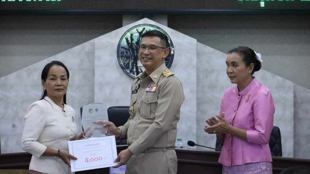 💠จังหวัดมหาสารคาม มอบโล่รางวัลและเกียรติบัตรการประกวดผ้าสไบลายเอกลักษณ์จังหวัดมหาสารคามรจัดโดยสำนักงานพัฒนาชุมชนจังหวัดมหาสารคาม ในที่ประชุมกรมการจังหวัด  ประจำเดือนพฤศจิกายน 2567💠