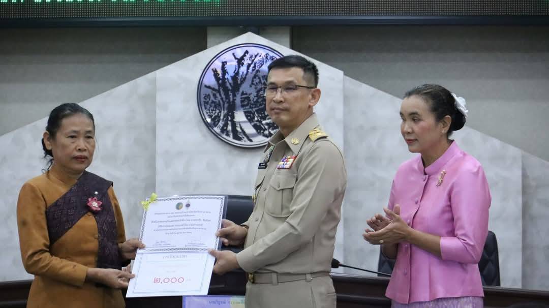 💠จังหวัดมหาสารคาม มอบโล่รางวัลและเกียรติบัตรการประกวดผ้าสไบลายเอกลักษณ์จังหวัดมหาสารคามรจัดโดยสำนักงานพัฒนาชุมชนจังหวัดมหาสารคาม ในที่ประชุมกรมการจังหวัด  ประจำเดือนพฤศจิกายน 2567💠