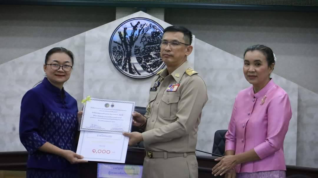 💠จังหวัดมหาสารคาม มอบโล่รางวัลและเกียรติบัตรการประกวดผ้าสไบลายเอกลักษณ์จังหวัดมหาสารคามรจัดโดยสำนักงานพัฒนาชุมชนจังหวัดมหาสารคาม ในที่ประชุมกรมการจังหวัด  ประจำเดือนพฤศจิกายน 2567💠