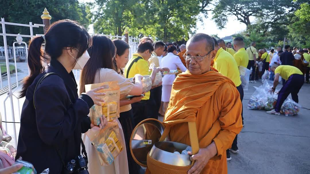 💠จังหวัดมหาสารคาม จัดพิธีทำบุญตักบาตรเนื่องในวันคล้ายวันพระบรมราชสมภพ พระบาทสมเด็จพระบรมชนกาธิเบศร มหาภูมิพลอดุลยเดชมหาราช บรมนาถบพิตร วันชาติ และวันพ่อแห่งชาติ 5 ธันวาคม 2567💠