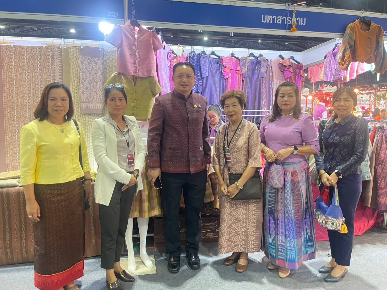 รองผู้ว่าราชการจังหวัดมหาสารคามพร้อมด้วยพัฒนาการจังหวัดมหาสารคาม เยื่ยมชมและให้กำลังใจ ผู้ประกอบการ OTOP จังหวัดมหาสารคาม เข้าร่วมจำหน่ายสินค้าในงาน OTOP City 2024 HAPPY Market “มอบความสุข ด้วยของขวัญล้ำค่า จากภูมิปัญญาไทย” ระหว่างวันที่ 14 – 22 ธันวาคม 2567 ณ อาคารชาเลนเจอร์ 1-3 อิมแพ็ค เมืองทองธานี อ.ปากเกร็ด จ.นนทบุรี