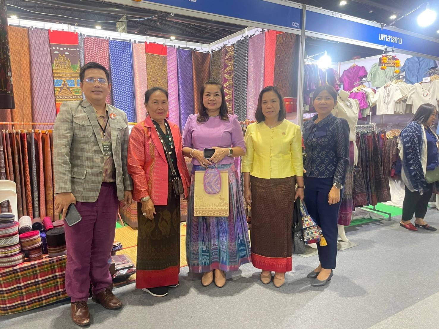รองผู้ว่าราชการจังหวัดมหาสารคามพร้อมด้วยพัฒนาการจังหวัดมหาสารคาม เยื่ยมชมและให้กำลังใจ ผู้ประกอบการ OTOP จังหวัดมหาสารคาม เข้าร่วมจำหน่ายสินค้าในงาน OTOP City 2024 HAPPY Market “มอบความสุข ด้วยของขวัญล้ำค่า จากภูมิปัญญาไทย” ระหว่างวันที่ 14 – 22 ธันวาคม 2567 ณ อาคารชาเลนเจอร์ 1-3 อิมแพ็ค เมืองทองธานี อ.ปากเกร็ด จ.นนทบุรี