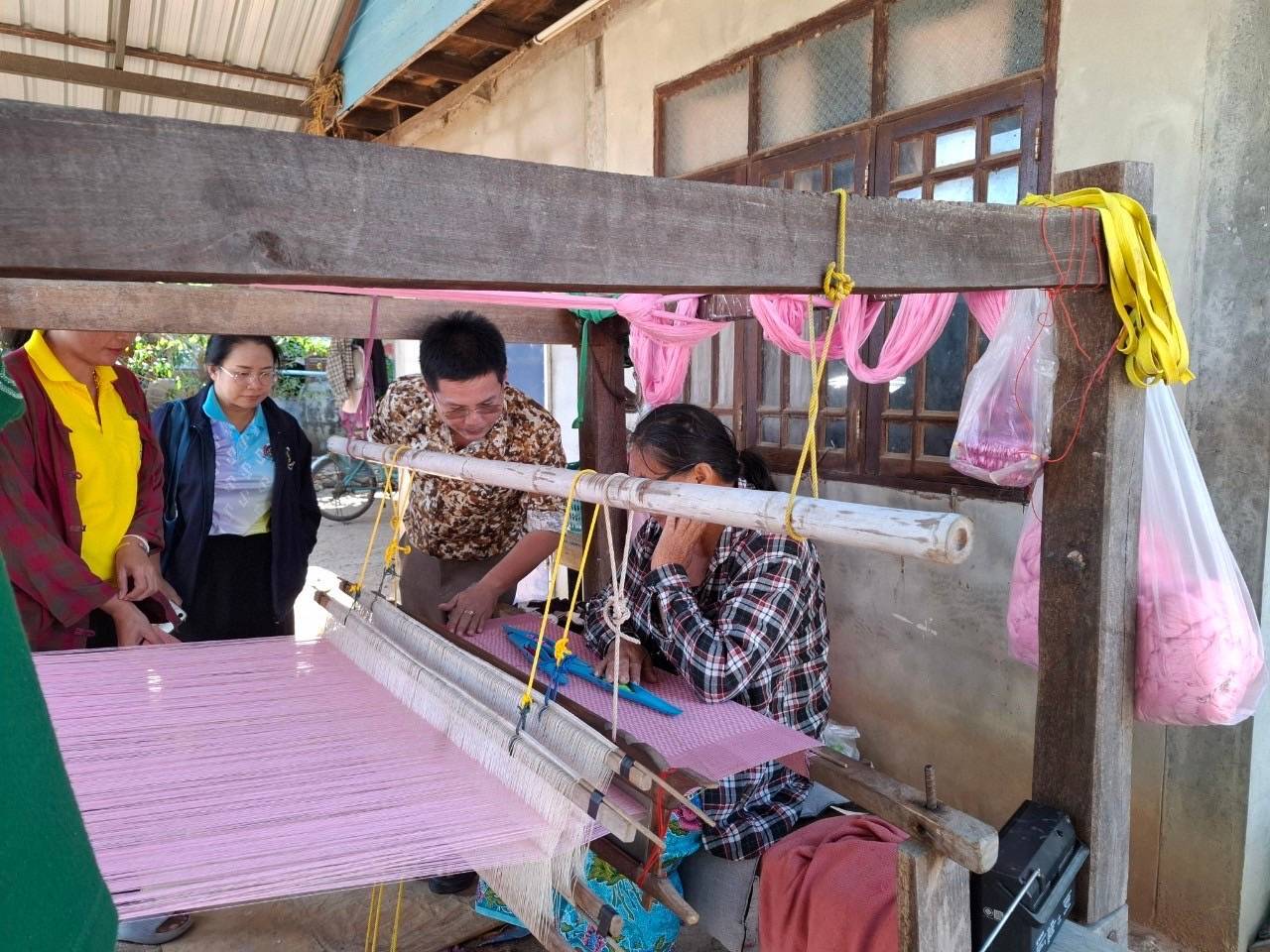 💠พช.มหาสารคาม ลงพื้นที่เพื่อติดตาม ส่งเสริมสนับสนุนกลุ่มทอผ้ามัดหมี่ลายเกร็ดสิริสา ลายผ้าฉลองมหาสารคาม 160 ปี💠