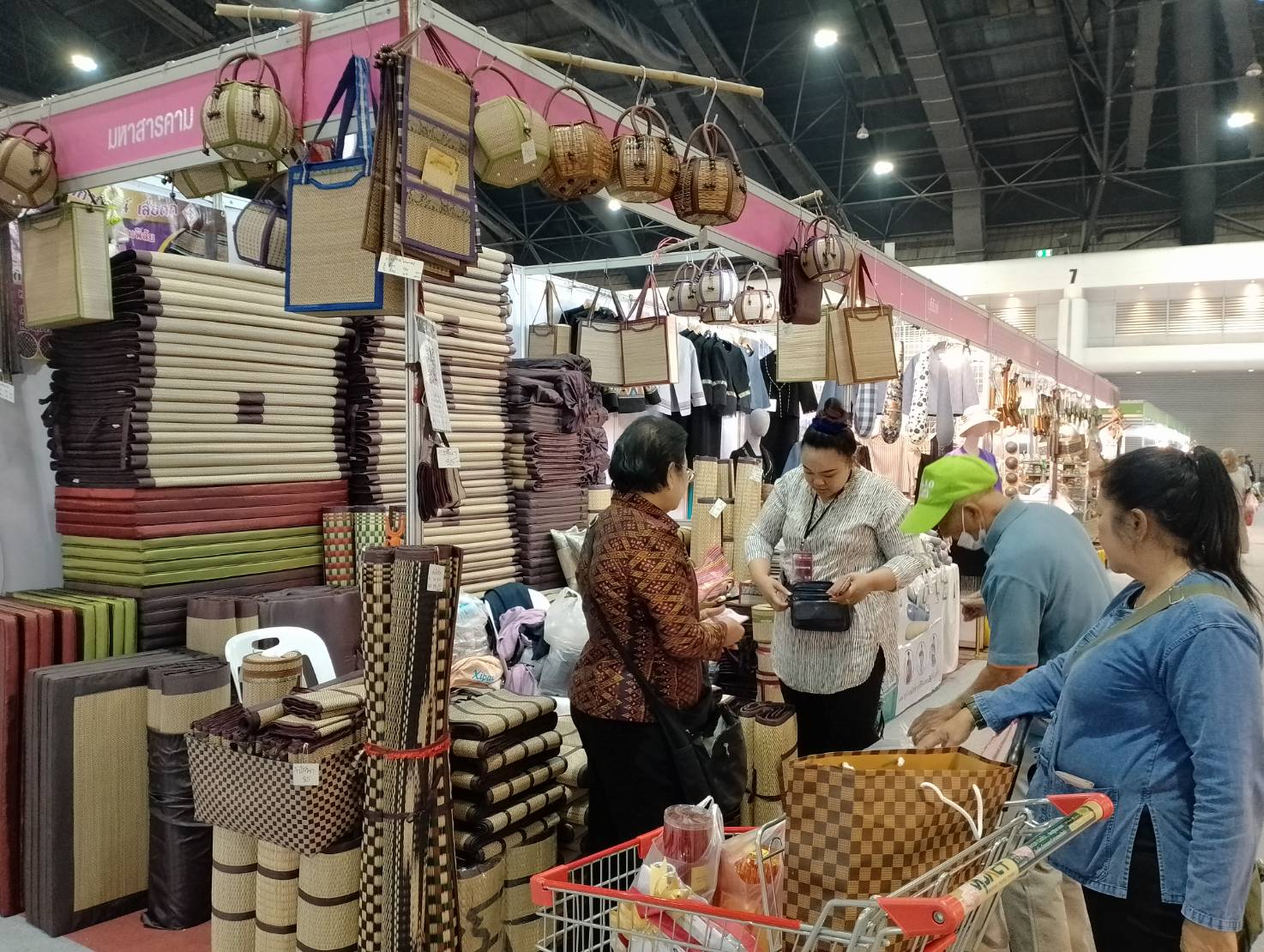 พช.มหาสารคาม ร่วมงาน OTOP City 2024 “Happy Market มอบความสุข ด้วยของขวัญล้ำค่า จากภูมิปัญญาไทย”