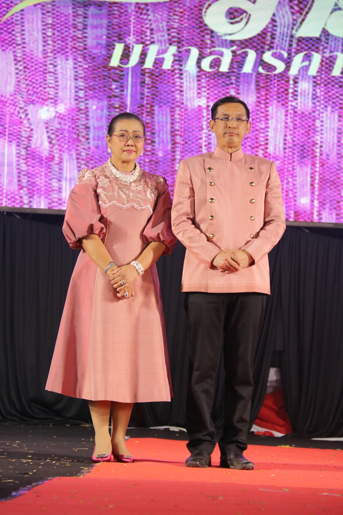 พช.มหาสารคาม จัดงาน “ราตรีเส้นสายลายผ้า” ในงาน “ประเพณีบุญเบิกฟ้าและงานกาชาดประจำปี 2568”