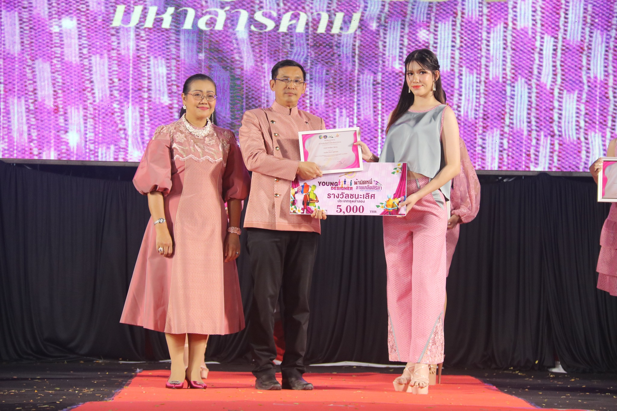 พช.มหาสารคาม จัดงาน “ราตรีเส้นสายลายผ้า” ในงาน “ประเพณีบุญเบิกฟ้าและงานกาชาดประจำปี 2568”