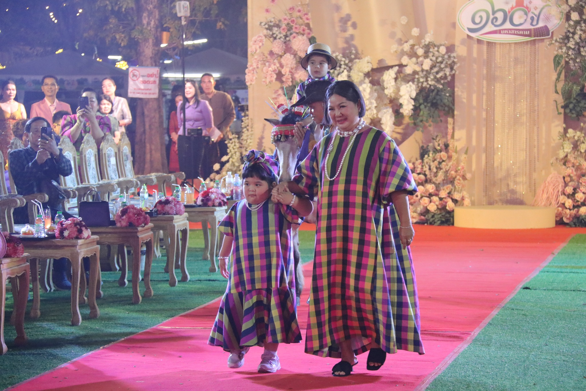 พช.มหาสารคาม จัดงาน “ราตรีเส้นสายลายผ้า” ในงาน “ประเพณีบุญเบิกฟ้าและงานกาชาดประจำปี 2568”