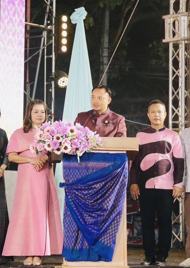 พช.มหาสารคาม จัดงาน “ราตรีเส้นสายลายผ้า” ในงาน “ประเพณีบุญเบิกฟ้าและงานกาชาดประจำปี 2568”