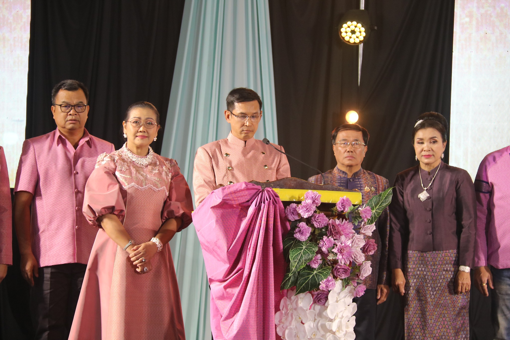 พช.มหาสารคาม จัดงาน “ราตรีเส้นสายลายผ้า” ในงาน “ประเพณีบุญเบิกฟ้าและงานกาชาดประจำปี 2568”