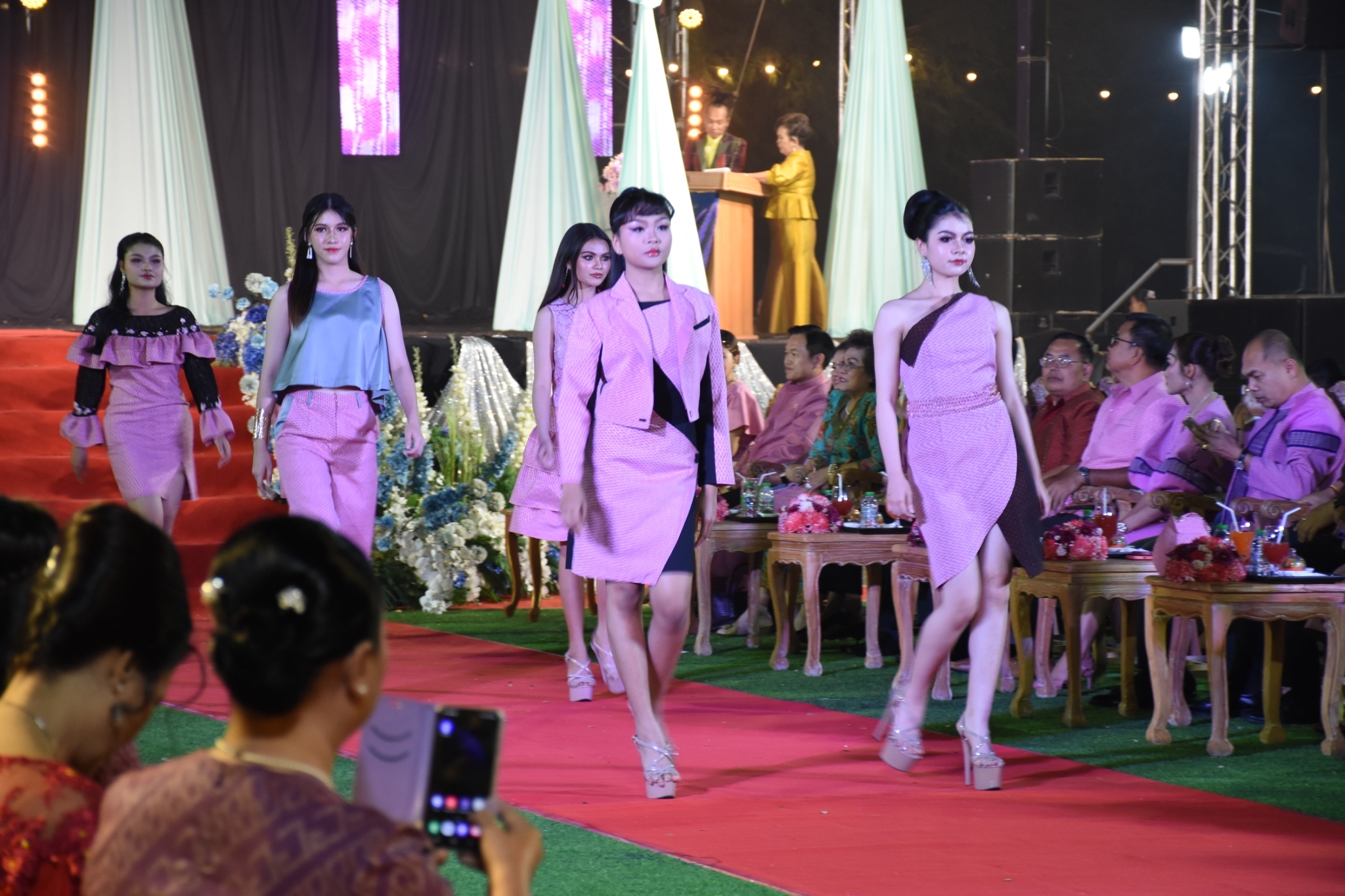 พช.มหาสารคาม จัดงาน “ราตรีเส้นสายลายผ้า” ในงาน “ประเพณีบุญเบิกฟ้าและงานกาชาดประจำปี 2568”