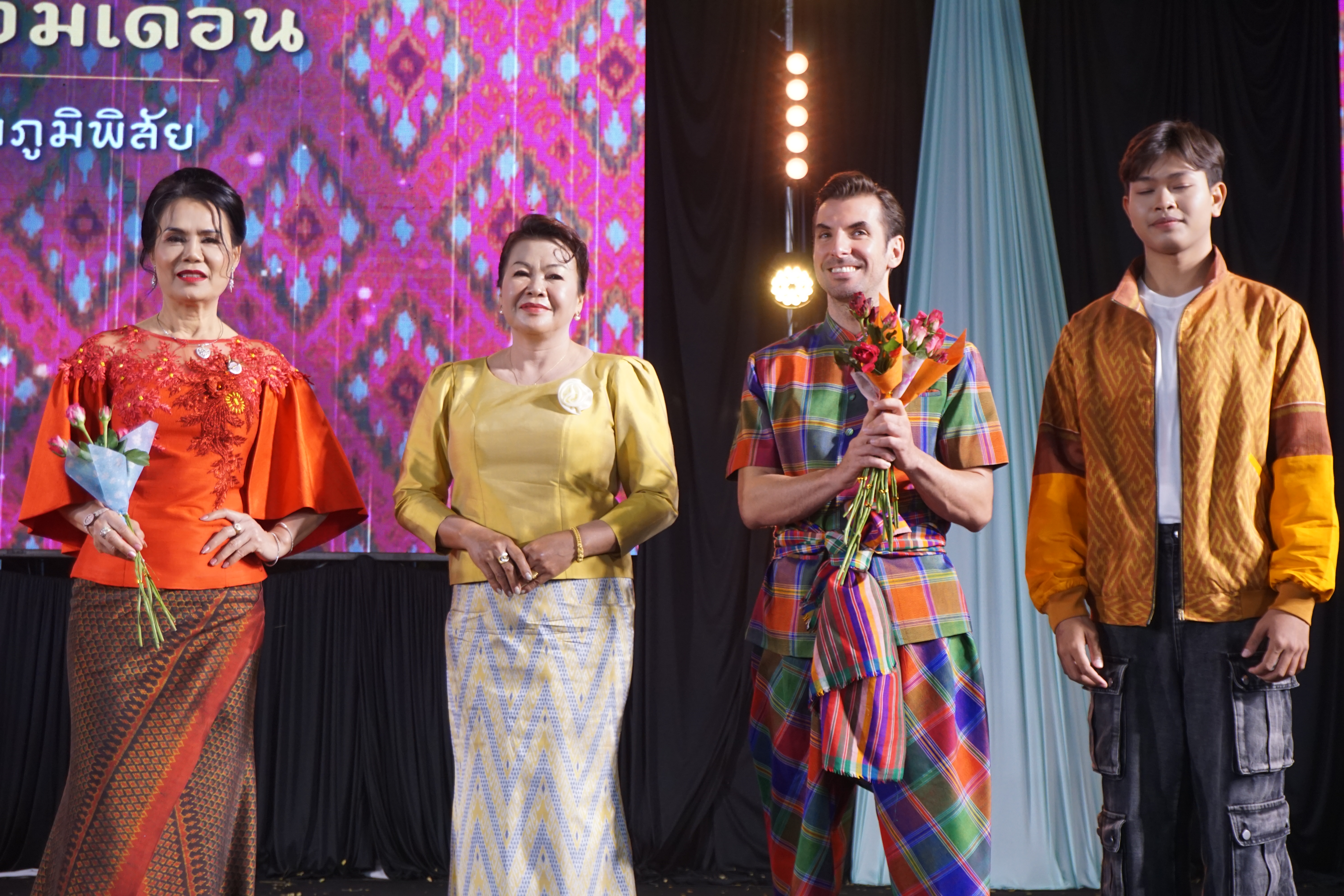 พช.มหาสารคาม จัดงาน “ราตรีเส้นสายลายผ้า” ในงาน “ประเพณีบุญเบิกฟ้าและงานกาชาดประจำปี 2568”