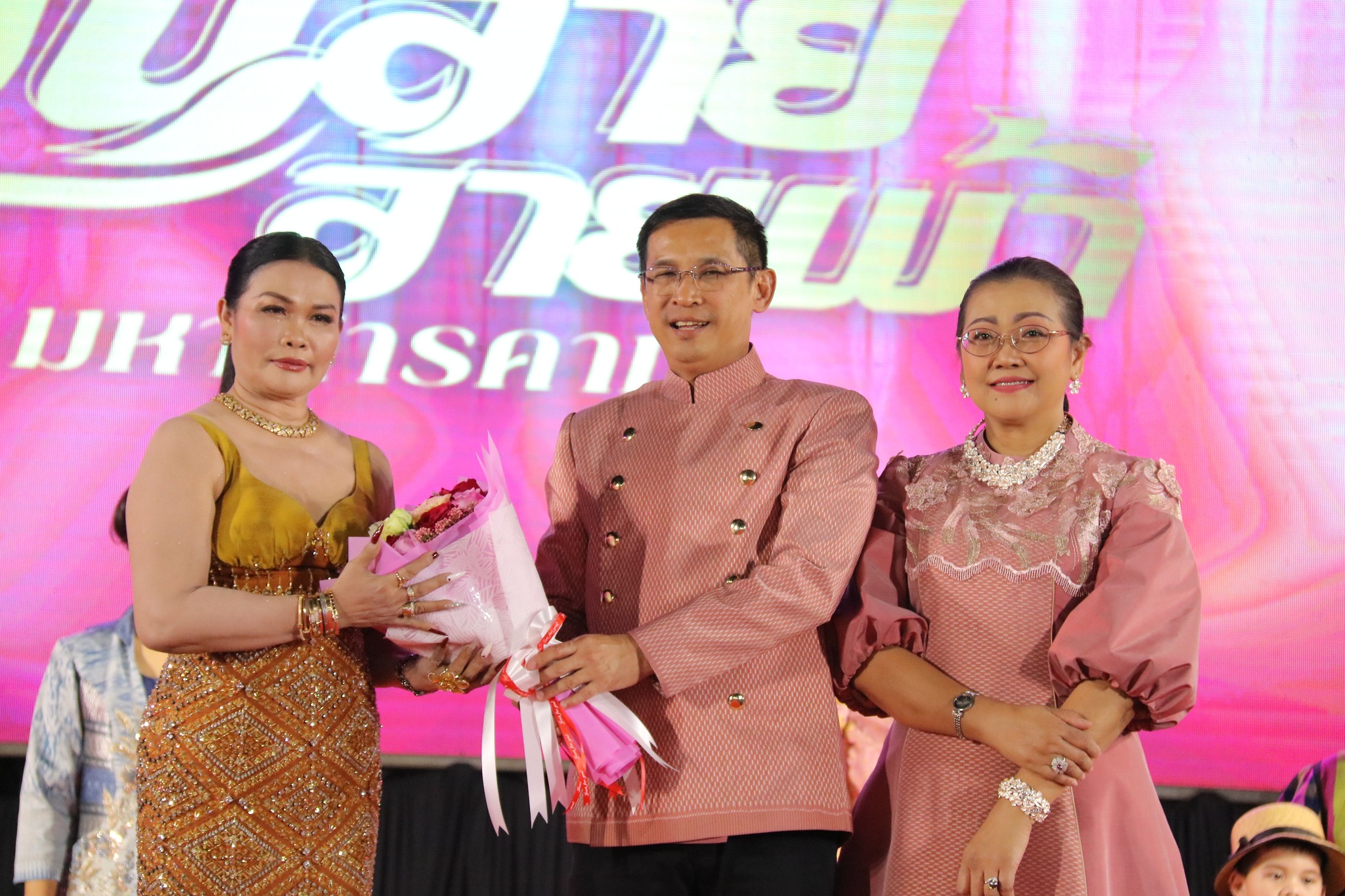 พช.มหาสารคาม จัดงาน “ราตรีเส้นสายลายผ้า” ในงาน “ประเพณีบุญเบิกฟ้าและงานกาชาดประจำปี 2568”