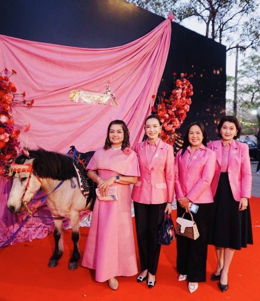 พช.มหาสารคาม จัดงาน “ราตรีเส้นสายลายผ้า” ในงาน “ประเพณีบุญเบิกฟ้าและงานกาชาดประจำปี 2568”