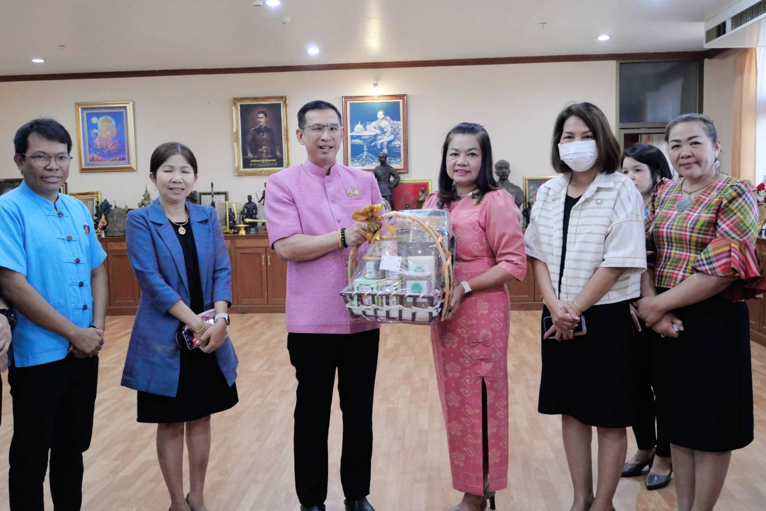 พช.มหาสารคาม เข้าขอพรและรับมอบโอวาทแนวทางปฎิบัติงาน ปี 2568 จากผู้ว่าราชการจังหวัดมหาสารคาม และคณะผู้บริหารจังหวัดมหาสารคาม
